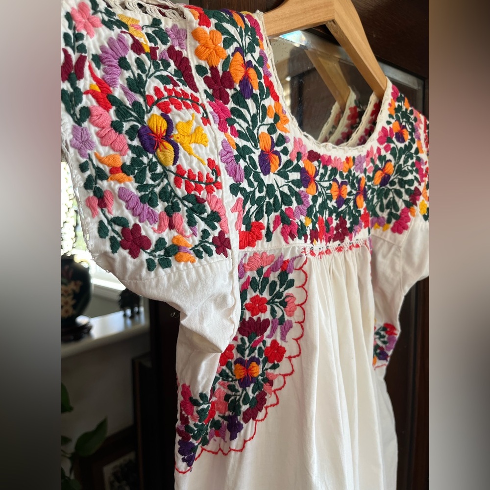 Vintage Huipil. Colorful embroidery on cotton. Girls size 5. - Picture 2 of 11